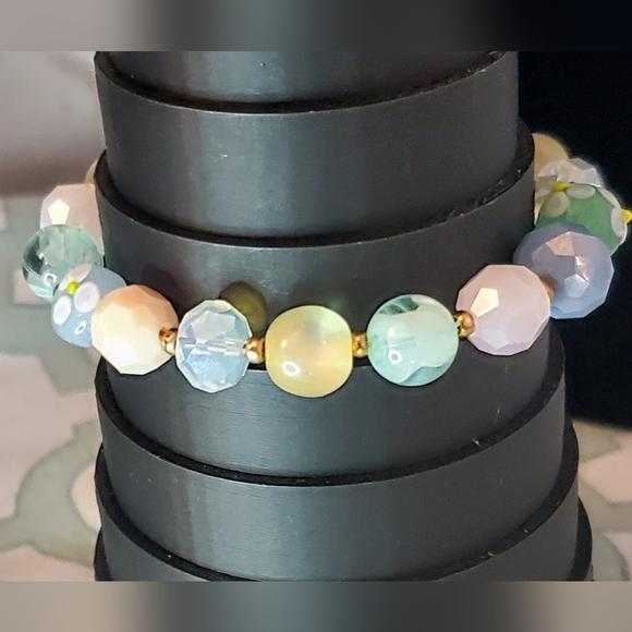 unbranded Jewelry - 2 Beautiful Faceted Stone Beads Bracelet Floral Accents. Set Of 2.